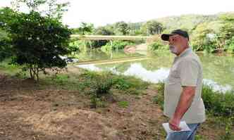 O aposentado Ademir Perdigo e o limoeiro que foi plantado onde ficava a margem: 'D d ver o rio assim' (foto: Gladyston Rodrigues/EM/DA Press)