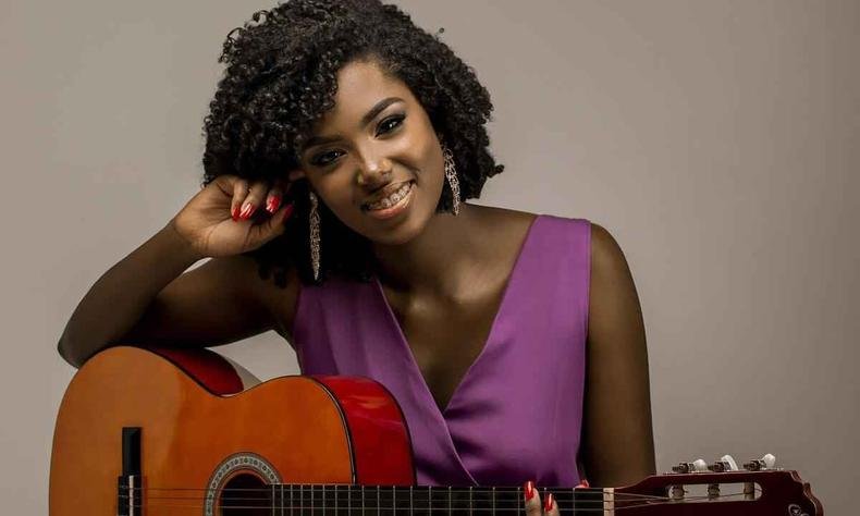  Keilla Jnia olha para a cmera