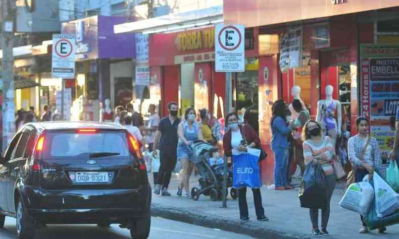 Na foto, aglomerao em ponto de nibus na Rua Padre Pedro Pinto (foto: Gladyston Rodrigues/EM/D.A Press)
