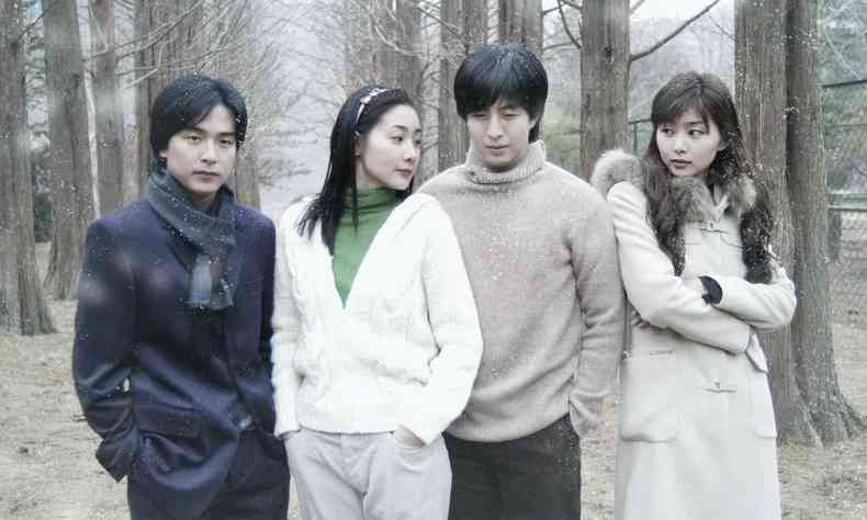 foto mostra quatro atores sul-coreanos, dois homens e duas mulheres, protagonistas da série Winter Sonata