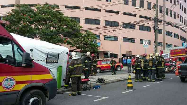 Quarenta pessoas participam do treinamento, que simula o resgate de pacientes do CTI durante um incndio(foto: Jair Amaral/EM/DA Press)