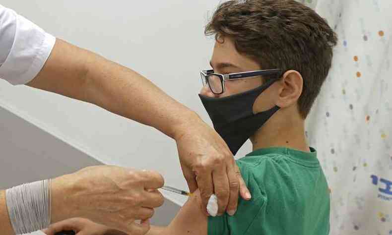 Em Israel, crianas de 12 anos j esto sendo vacinadas(foto: JACK GUEZ / AFP)