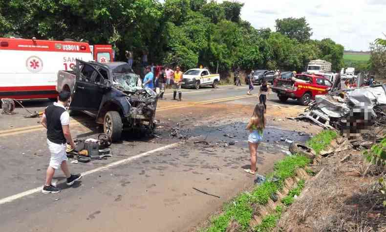 Batida aconteceu no km 570 da rodovia na manh deste domingo (13/11)