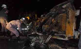 A caminhonete ficou totalmente destruda depois do incndio na BR-251(foto: Divulgao Corpo de Bombeiros )