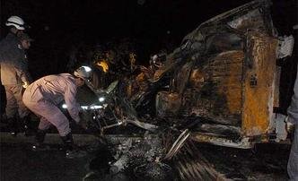 A caminhonete ficou totalmente destru�da depois do inc�ndio na BR-251(foto: Divulga��o Corpo de Bombeiros )