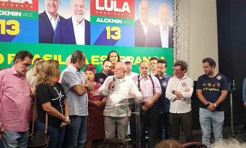 Luiz Inácio Lula da Silva (PT) em Belo Horizonte ao lado de apoiadores