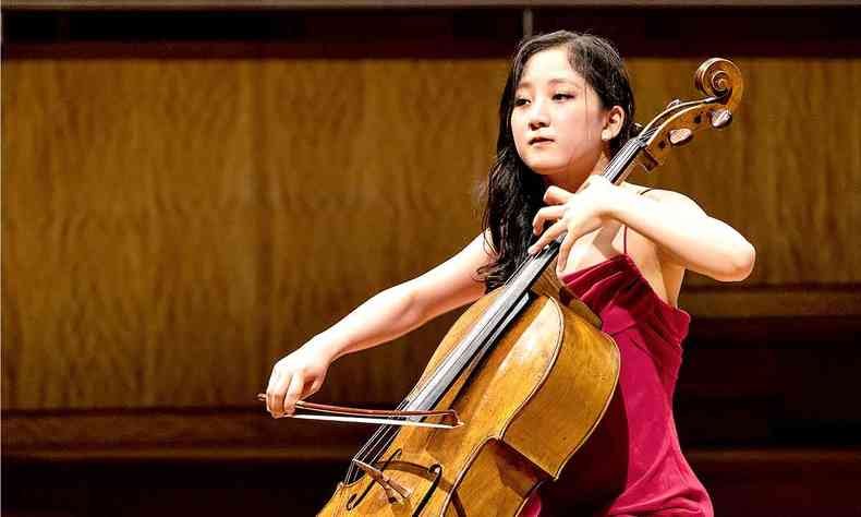 A violoncelista coreana Hayoung Choi toca seu instrumento no palco