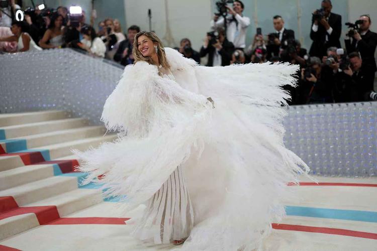 Gisele na chegada ao evento, deslumbrante