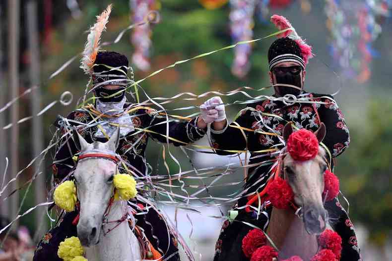 desfile do carnaval a cavalo da cidade de bonfim em minas gerais 