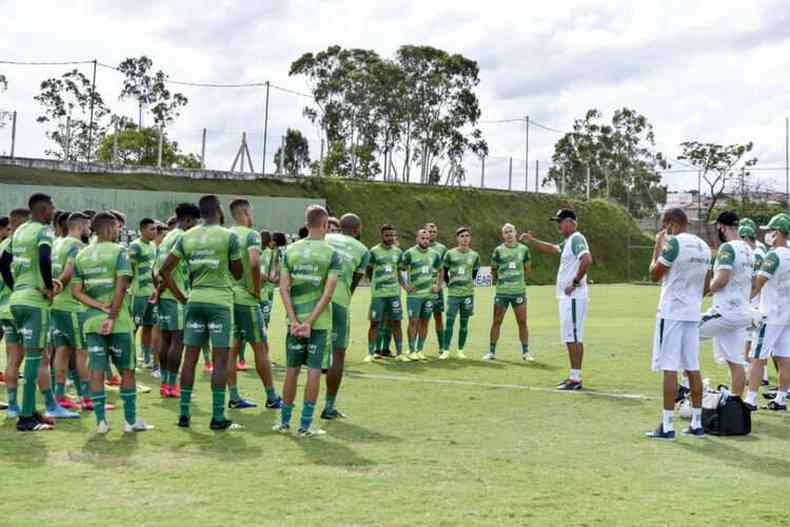 Tcnico Lisca teve conversa com os jogadores antes de treinamento do Amrica(foto: Mouro Panda/Amrica)