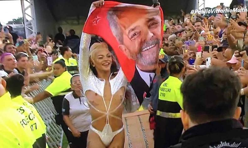 Pabllo Vittar no Lollapalooza, em março, com a 'toalha do Lula'(foto: Reprodução) Pabllo Vittar no Lollapalooza com a toalha do Lula