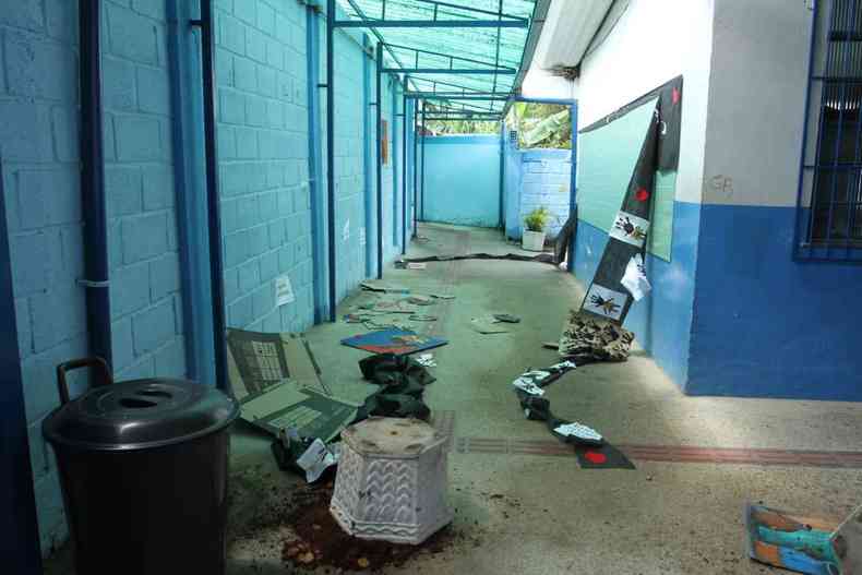 Ambiente interno de uma escola destruído após vandalismo