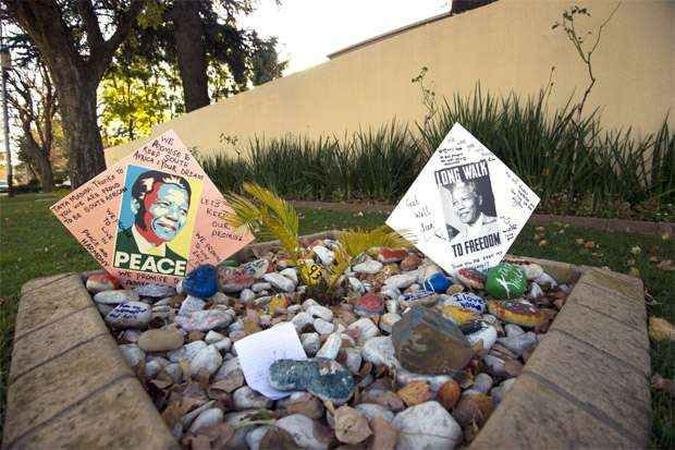 A popula��o reza por Mandela e deixa mensagens na porta de sua casa(foto: (AFP PHOTO / ALEXANDER JOE ))