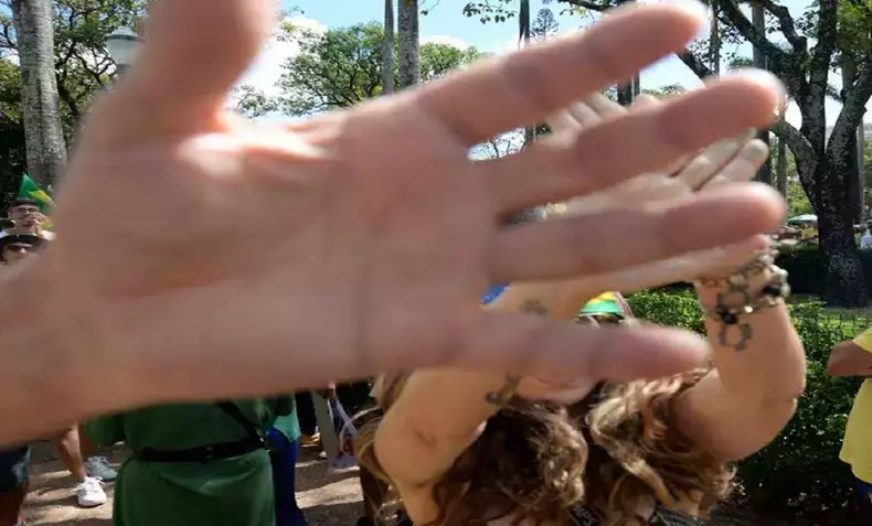 Homem coloca mo tampando cmera que registrava agresso a jornalista em manifestao pr-Bolsonaro em BH