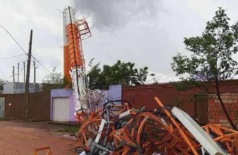 Torre de telefonia derrubada aps chuva intensa em Montes Claros