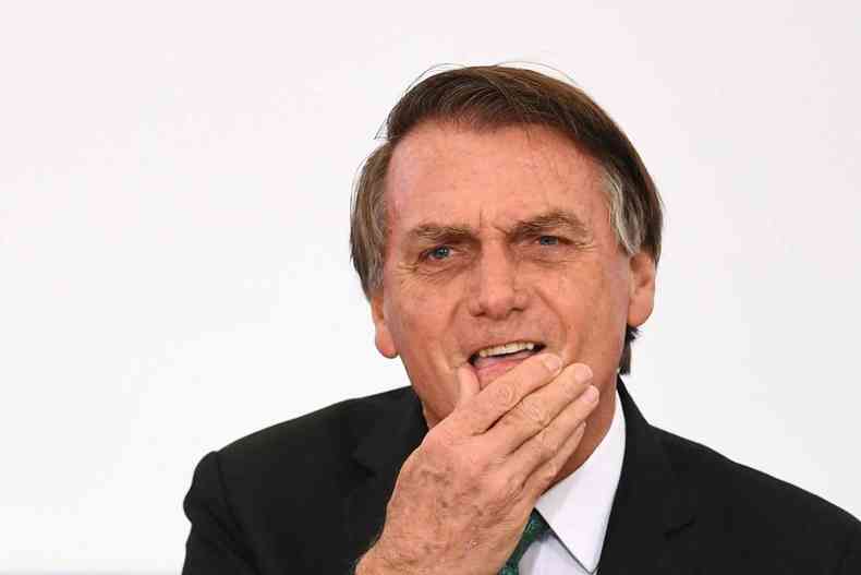 Jair Bolsonaro (PL) com a mo na boca