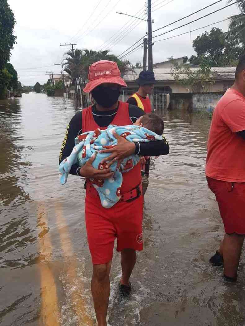 Aluno-cabo Leandro Simes resgatou beb de quatro meses durante enchente no Acre, na semana passada(foto: Corpo de Bombeiros do Acre - 7BEPCIF)