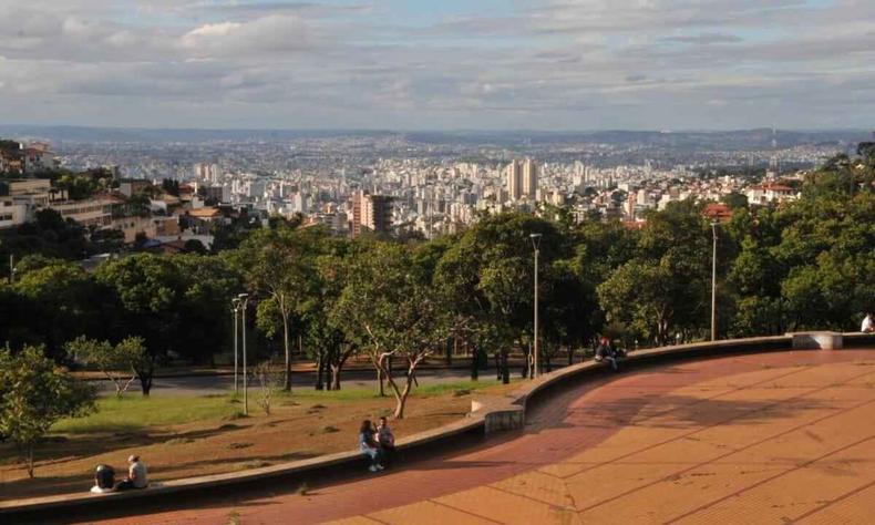 Dia de sol na capital mineira. Vista da Praa do Papa 