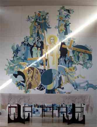 Painel da artista plstica Yara Tupinamb mostra histria da religio, com a nudez de Ado e Eva(foto: Arquivo/Paroquia de Ferros/Divulgacao)