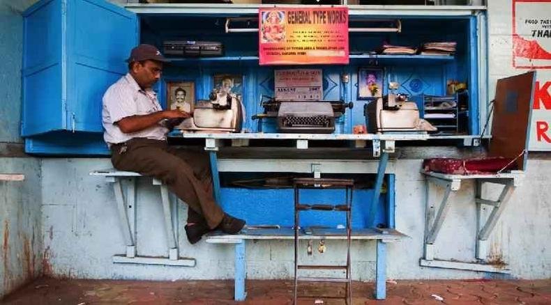 Indiano com maquina de escrever