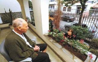 Do jardim de sua casa, o aposentado Jos� Camargos e sua filha lembram com saudade das crian�as que moravam na vizinhan�a(foto: Euler J�nior/EM/D.A Press)