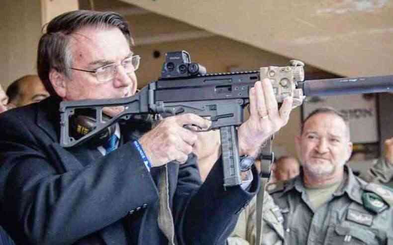 Bolsonaro posou pra fotos com arma para anunciar mudanas no decreto do armamento(foto: INSTAGRAM/REPRODUO)