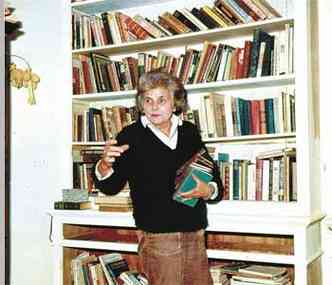 Em sua casa, a premiada escritora Elizabeth Bishop mantinha biblioteca com obras de todo o mundo(foto: Arquivo/O Cruzeiro/EM/D.A Press - 7/4/70 )