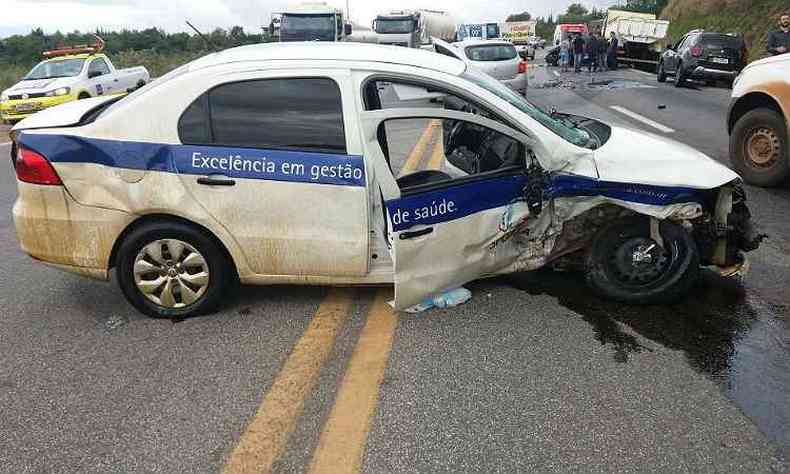 Um dos veculos da batida ficou atravessado na rodovia(foto: Polcia Rodoviria Federal (PRF) / Divulgao)