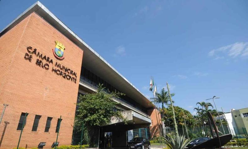 Celeridade na apreciação do projeto é justificada como pressa para reduzir as passagens na capital(foto: Gladyston Rodrigues/EM/D.A. Press) Fachada da Câmara Municipal de BH