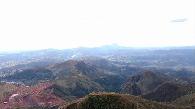 Uma das áreas delicadas e que são entrave no corredor é a Serra do Taquaril (ao fundo) entre a Mata da Baleia (esquerda) e o Pico Belo Horizonte (primeiro plano) (foto: Mateus Parreiras/EM/D.A.Press) Serra do Taquaril (ao fundo) entre a Mata da Baleia (esquerda) e o Pico Belo Horizonte (primeiro plano) imagem aérea de drone da Serra do Curral