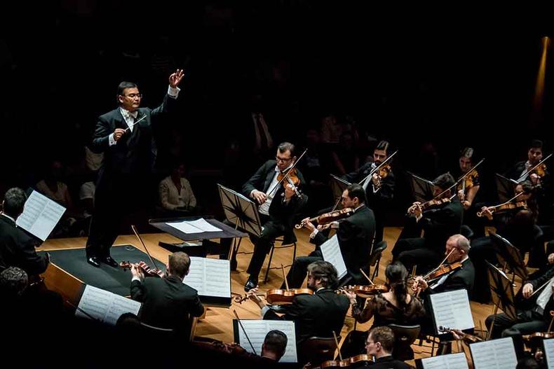 O maestro Marcos Arakaki regerá a orquestra, na execução de temas de Erick Korngold, Nino Rota, Camargo Guarnieri, Paul Dukas, George Gershwin e John Williams (foto: Alexandre Rezende/Divulgação) O maestro Marcos Arakaki regerá a orquestra, na execução de temas de Erick Korngold, Nino Rota, Camargo Guarnieri, Paul Dukas, George Gershwin e John Williams (foto: Alexandre Rezende/Divulgação)