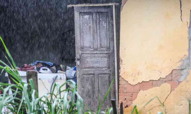 Casa parcialmente destruda na Vila Leonina