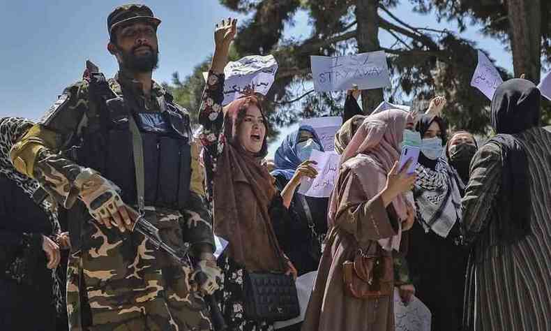 Mulheres protestam em rea prxima a um grupo armado do Taleban