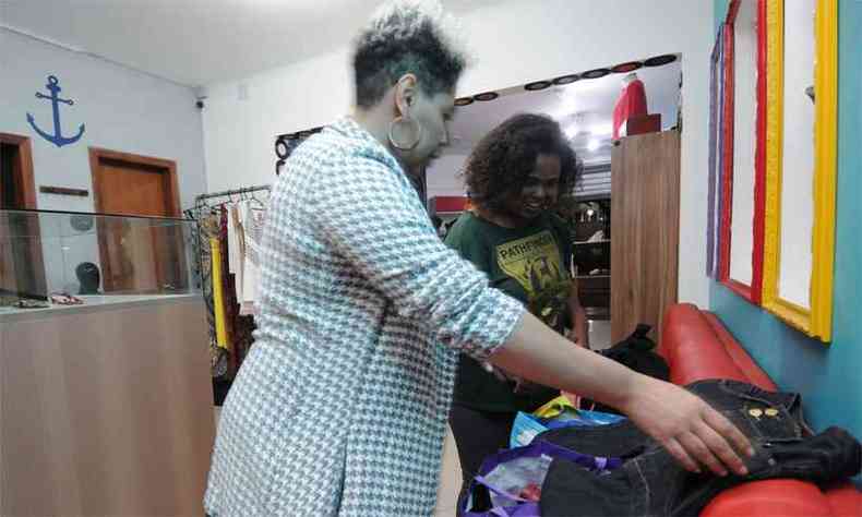 Comovida com a história, Gracy separa roupas para Ana Paula(foto: Túlio Santos/EM/D.A Press)