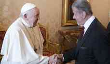 Em encontro, papa Francisco 'ensaia' luta com Stallone