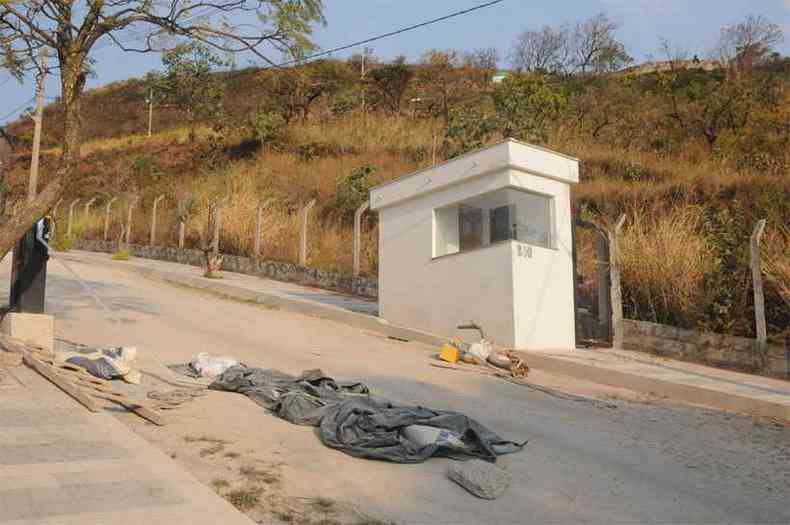 A cancela foi destruda antes mesmo de o equipamento, que conta ainda com guarita entrar em funcionamento(foto: Tlio Santos/EM/DA Press)