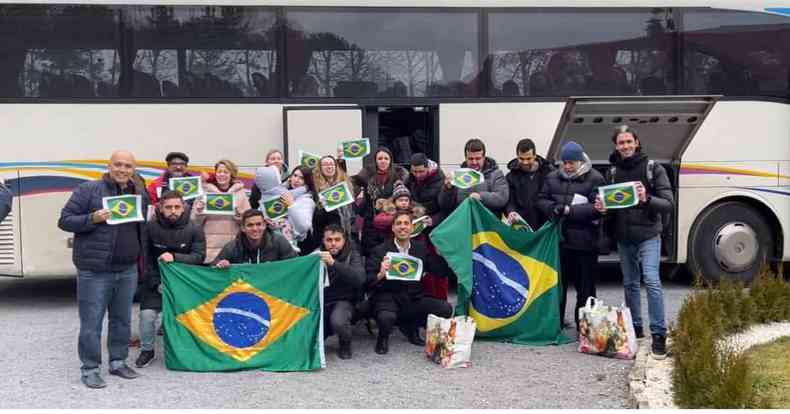 Grupo de brasileiros registra chegada na Polnia