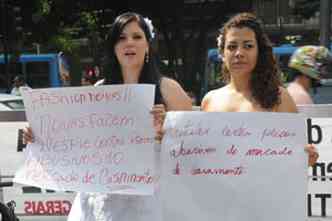 Manifestantes carregam cartazes durante protesto no centro(foto: Beto Novaes/EM/D.A Press)