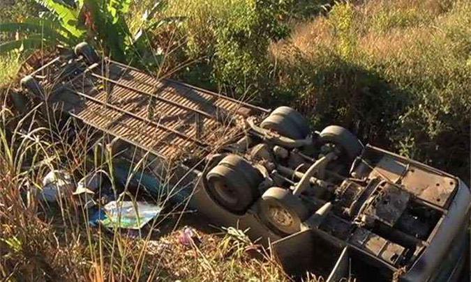 O veículo caiu na ribanceira e ficou com as rodas para o ar(foto: TV Alterosa/Divulgação) O veículo caiu na ribanceira e ficou com as rodas para o ar(foto: TV Alterosa/Divulgação)