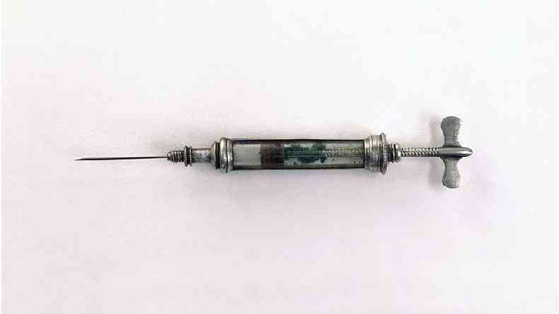 A seringa de Pravaz era feita de vidro e prata %u2014 e tinha um parafuso no lugar do mbolo(foto: Getty Images)