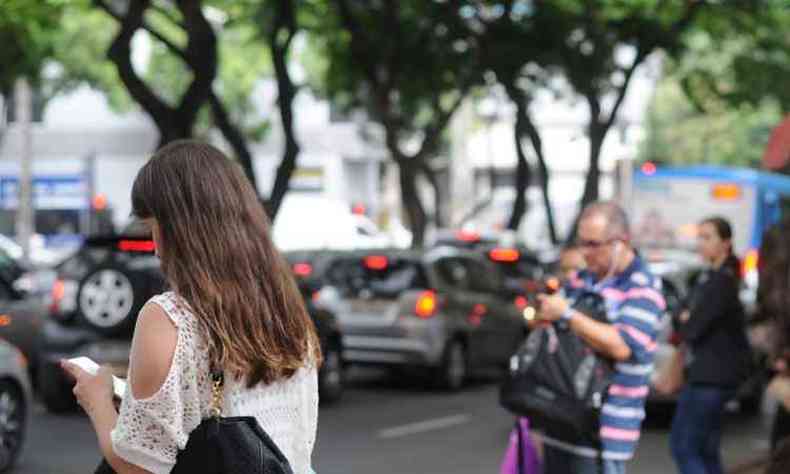 Usar aparelhos nas ruas de Belo Horizonte tem se tornado uma atitude de risco(foto: Leandro Couri/EM/D.A Press)