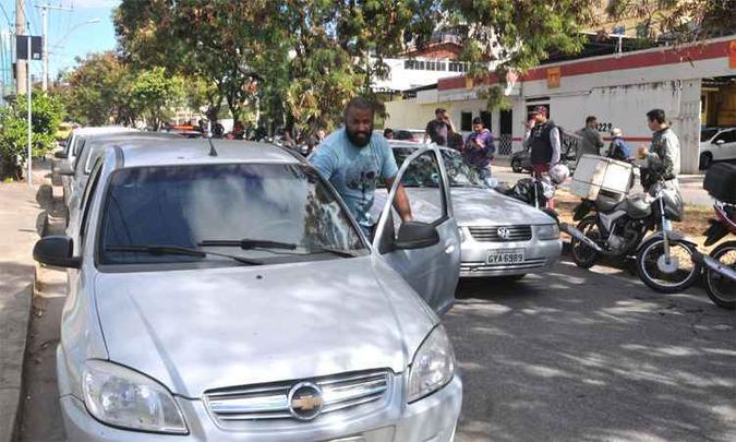 Muitos motoristas, como Victor Ramos, tiveram que percorrer o longo caminho até as bombas empurrando o carro com tanque vazio (foto: Jair Amaral/EM/DA Press) Muitos motoristas, como Victor Ramos, tiveram que percorrer o longo caminho até as bombas empurrando o carro com tanque vazio (foto: Jair Amaral/EM/DA Press)
