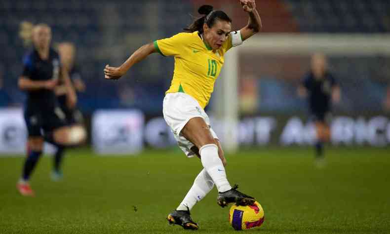 Marta, jogadora da seleo brasileira feminina, olha para a bola e faz uma jogada