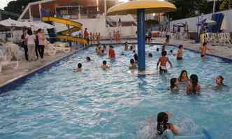 Ameninada caiu na piscina durante jogos em colgio: dia quente veio a calhar para a atividade que corria o risco de sair do cronograma(foto: Cristina Horta/EM/DA Press)