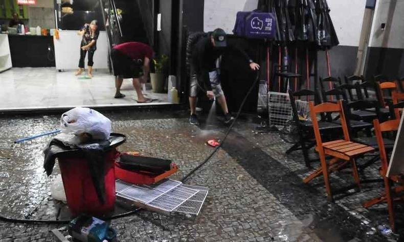 Chuva causa estragos na avenida Bernardo Vasconcelos. 