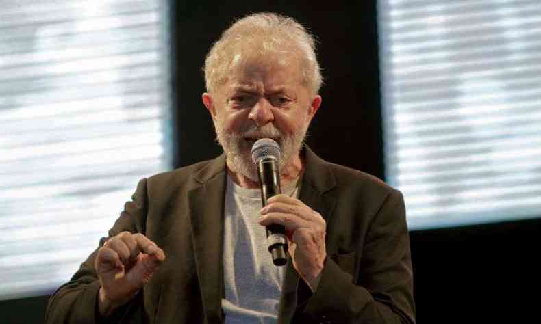 Ex-presidente Lula fala ao microfone