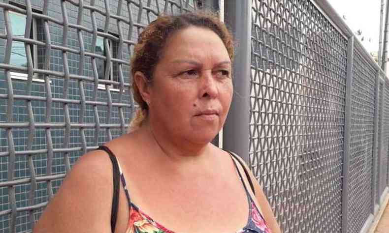 A comerciante Nelma Maria Timteo, de 48 anos, conta que o irmo escapou por pouco de ser atingido(foto: Jair Amaral/EM/DA Press)