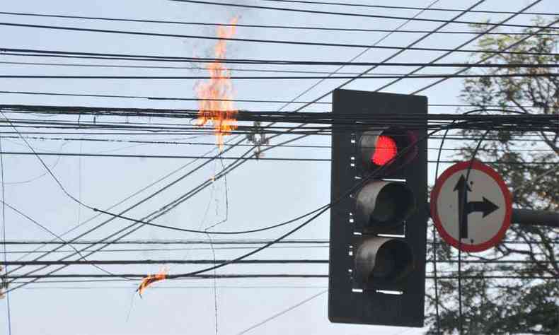 Cabos pegaram fogo prximo ao semforo do cruzamento das vias(foto: Marcos Vieira/EM/DA Press)
