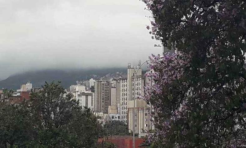 Manhã de domingo com céu encoberto(foto: Jair Amaral/EM/D.A Press) Manhã de domingo com céu encoberto(foto: Jair Amaral/EM/D.A Press)
