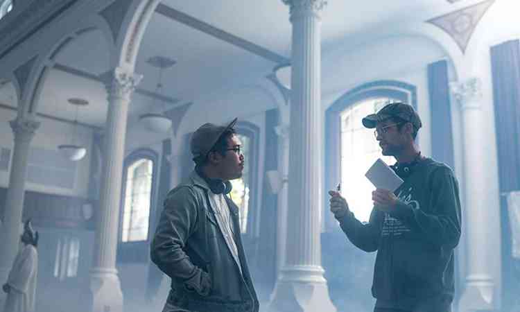 Os diretores Daniel Kwan e Daniel Scheinert conversam tendo ao fundo o cenrio do filme 'Tudo em todo lugar ao mesmo tempo'
